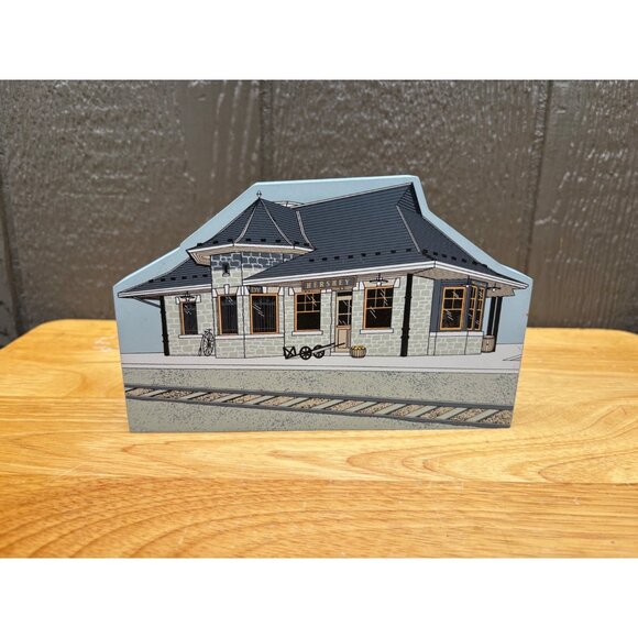 Hometowne Collectibles 1998 Hershey Railroad Station Wooden Shelf Sitter - Picture 1 of 4